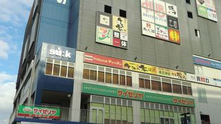 地方の駅前商業ビルのような感じ