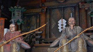 弓を手にしたおじさんの木像がちょっと不気味でした