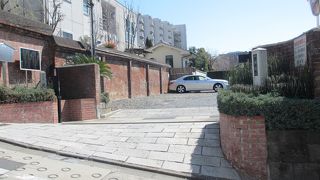 レンガ塀が目印です