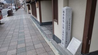 三条通沿いに石碑があります