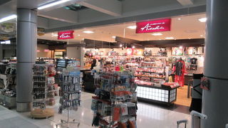 安全検査場に向かって左手にある民芸品なども扱うお土産屋さんです。