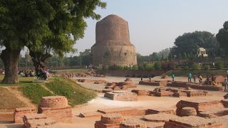 僧房などの遺跡が残る