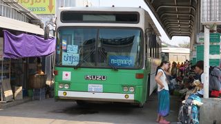 日本からのバスが走っている