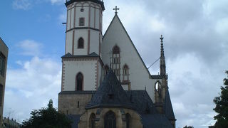 教会の前にはバッハの像もあるバッハゆかりの教会です。