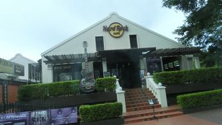 エレキグターの看板のコーヒーカフェ