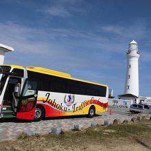 カラフルなバスと灯台の景色