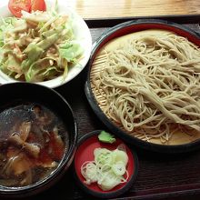 肉汁うどんとセットサラダ。