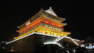 鐘楼とともに観光を