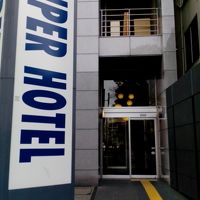 1階にコンビニ、フロントは、2階です。