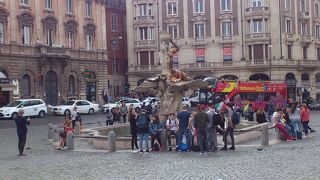 トリトーネの噴水あり