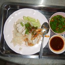 深夜、カオマンガイを食べる