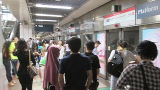 ガラス張りの安全柵が設置