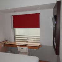 部屋の窓からは港が見える