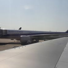 B767でウイングレットの無い古い機材、シートピッチは超狭い