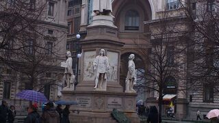 白いレオナルドダヴィンチ像あり