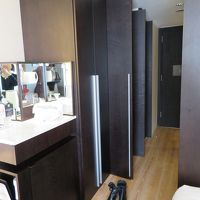 クローゼットも広々。冷蔵庫、金庫、湯沸かし完備