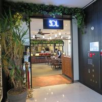 フロント階にある朝食を食べられるレストラン入口