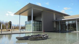 新しく快適な施設の博物館（山梨県立博物館）