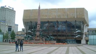 歌劇場やコンサートホールが広場に面して並ぶアウグストゥス広場です。