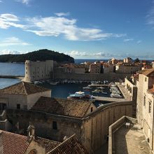 朝日に輝く旧港