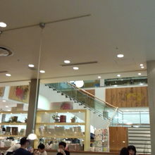 適度な明るさの店内、よい雰囲気です