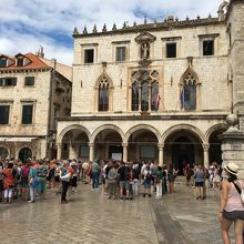 観光客であふれている