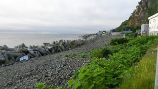 羅臼の海岸沿いには昆布の乾燥小屋があった