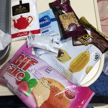 これだけのおやつとティーバッグが箱の中に。