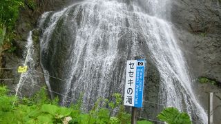 ウトロ側の大きなオシンコシンの滝に比べて羅臼側の小さい滝