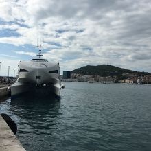 大小様々な船が停泊します