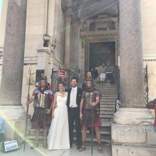 中心の広場では結婚式の撮影も