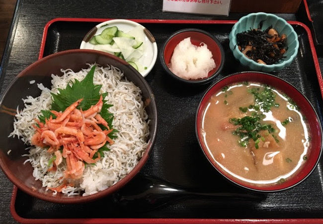 駿河湾直送のしらす・桜エビが食べられる