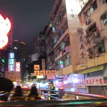 看板ギリギリの高さ、下を通り抜けるときはスリル満点