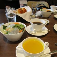 スープ・サラダ・パン、ドリンクはコーヒー