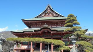 堂々として立派な山門と金堂（甲斐善光寺）