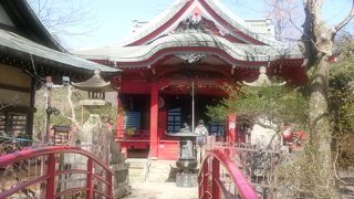 井の頭公園の池畔にある弁財天