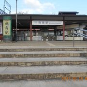 広い駅前広場があります