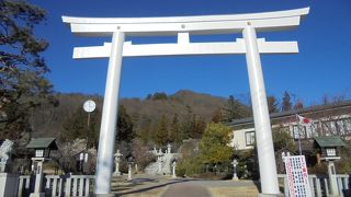 白い鳥居が印象的な神社（護国神社）