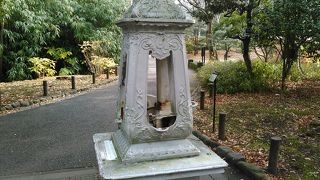 白っぽい色の石灯籠のよう