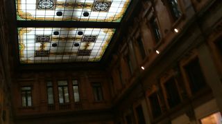 天井にはステンドガラス