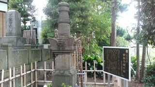 お墓は意外と質素な造り