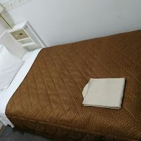 女性専用フロアのお部屋はブラウンが基調。この禁煙のお部屋は白