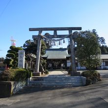 神社鳥居と拝殿