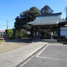 神社拝殿と砂利