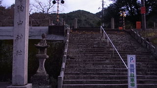 磁器製の鳥居が見もの