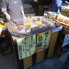 醤油をつけて焼く煎餅