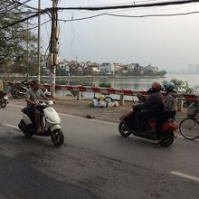 湖畔の道路