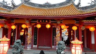 存在感のある中華風建物。ランタンフェスティバル中の夜間は無料