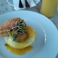 朝食のエッグベネディクト