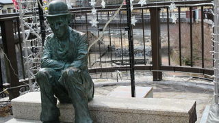 下呂温泉駅から歩いて下呂大橋を渡り次の白鷺橋にあります。座った姿です。